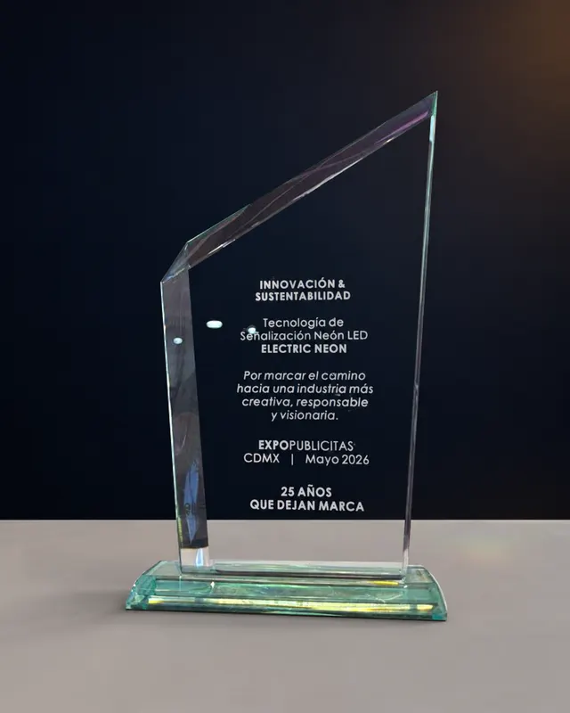 Trofeo de vidrio del reconocimiento Innovación y Sustentabilidad otorgado a Electric Neon en Expo Publicitas, Ciudad de México, mayo de 2026