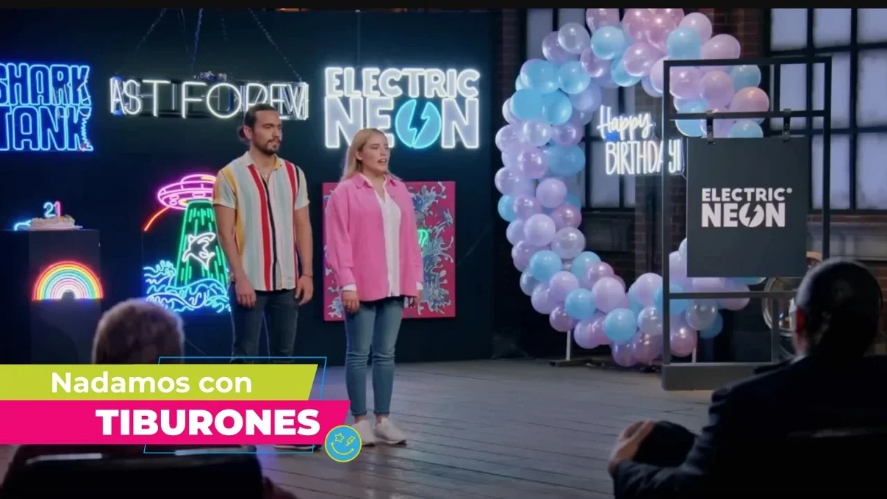Alfonso Rao y su hermana presentando Electric Neon frente a los tiburones en Shark Tank México